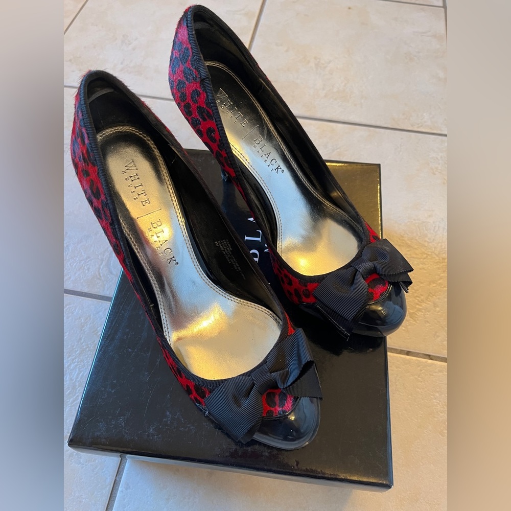 WHBM RED AND BLACK HEELS 8M
